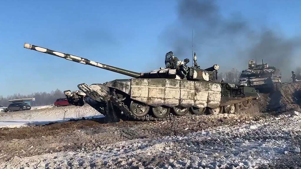 Ukraine famers steal Russian tanks