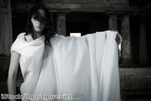 Sisters photobombed by 18th century ghost