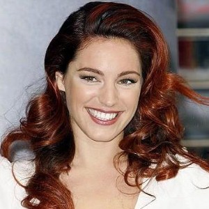 Curvy Kelly Brook ‘looks pretty in pink’