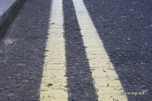 Tiny alleyway given double yellow lines