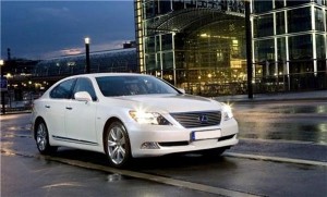 Man drives his Lexus into a swimming pool