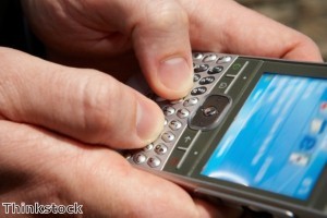 Men ‘struggle with text messages’ when dating