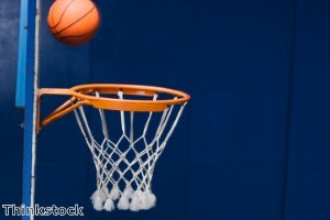 One-armed basketball player shows talent