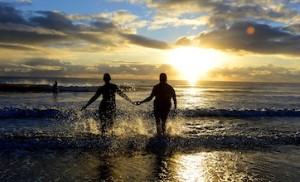 Skinny dippers fail in world record attempt