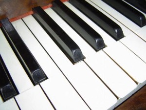 Surgeon learns the piano to learn lightning-induced song